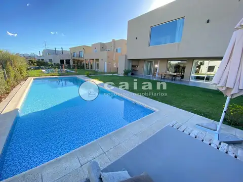 Casa 4 ambientes con 5 baños