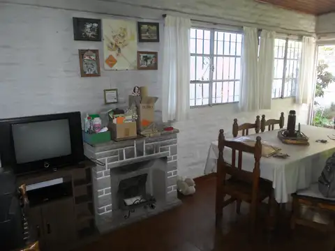 CASA EN BUEN ESTADO GENERAL - PATIO Y AMPLIO FONDO -