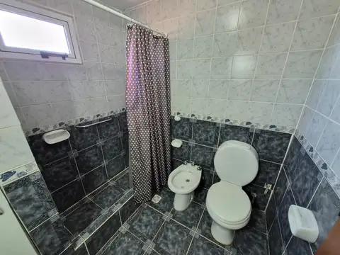 Depto de tres ambientes, en planta alta, con entrada de auto y patio.