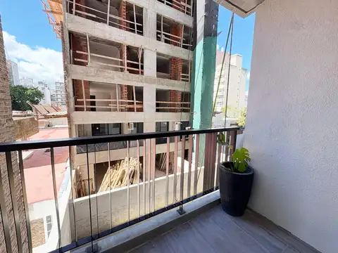 Departamento en venta en Barrio Martin, Rosario, 2 dormitorios c/ patio y amenities