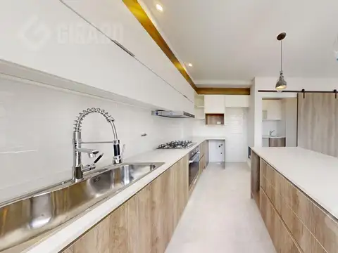 Departamento en venta, piso de 4 amb con cochera, zona Guemes. Apto Credito