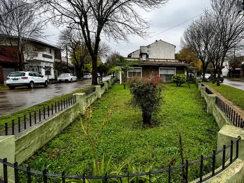 APTO Credito Venta Casa 3Amb,2Dormitorio, Martínez c/Jardín.