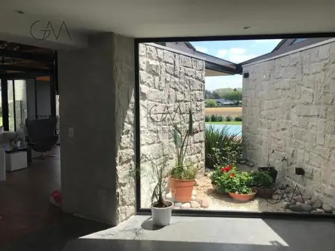 Casa 4 ambientes con 4 baños