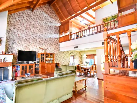 Casa en Alquiler con 2 cocheras