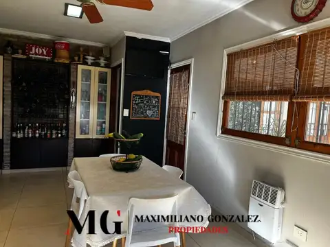 Casa 8 ambientes con 4 baños