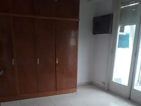 Dpto de dos ambientes con balcón por escalera 2 piso
