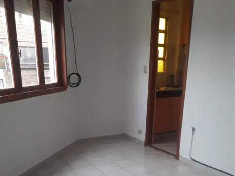 Dpto de dos ambientes con balcón por escalera 2 piso