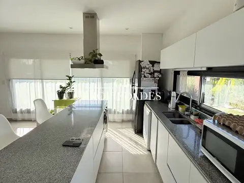Casa 6 ambientes con 4 baños