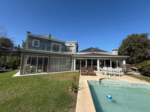 Hermosa casa en dos plantas con 5 dormitorios en suite amplios. Pileta. Quincho. 400 m2 cub