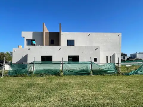 Casa en venta - 3 Dormitorios 3 Baños - Greenville Polo & Resort