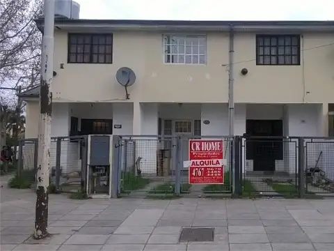 Duplex de 3 amb. con entrada de auto y patio