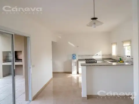 La Montura Pilar, Jardín, pileta, parrilla. 4 dormitorios   dependencia