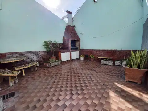 MUY BUENA CASA EN 2 PLANTAS CON PATIO, COCHERA Y TERRAZA  IDEAL ACTUALIZAR