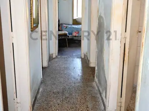 VENTA DE  CASA EN BANFIELD 4 AMBIENTES A - GRAN LOTE CON SALIDA A DOS CALLES.