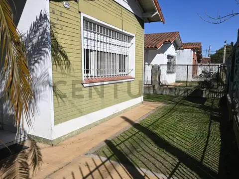 VENTA DE  CASA EN BANFIELD 4 AMBIENTES A - GRAN LOTE CON SALIDA A DOS CALLES.