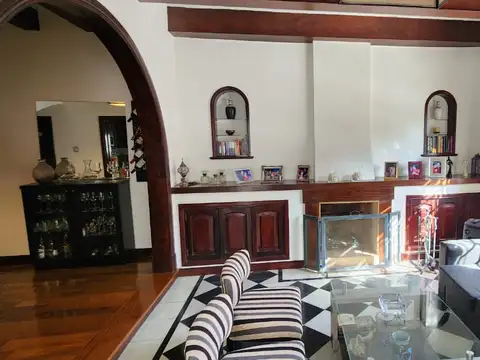 Casa 8 ambientes con 4 baños
