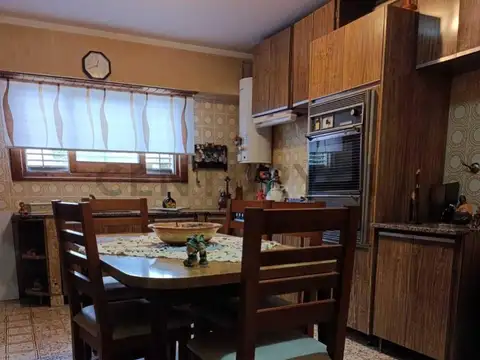 Casa y locales en zona céntrica de Berisso.