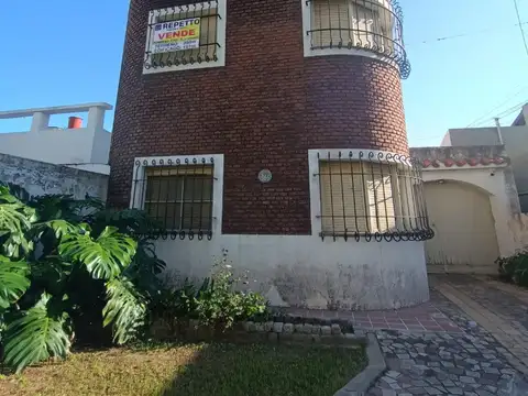 Casa en venta 3 dormitorios frente al Shopping Portal Rosario (Gran Lote 350 mts2)