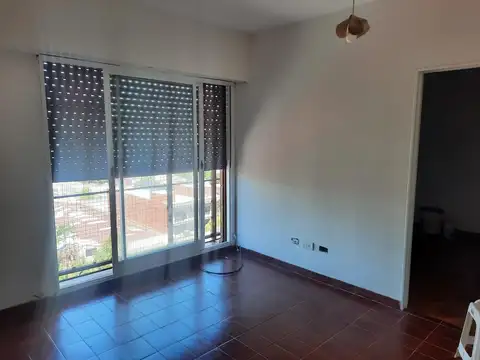 DEPTO. 2 AMB. MUY LUMINOSO. VISTA ABIERTA C/COCHERA
