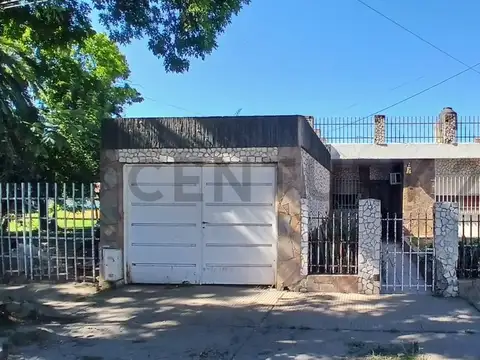 Venta Casa 3 Dormitorios con amplio jardín y pileta en Villa Gobernador Gálvez