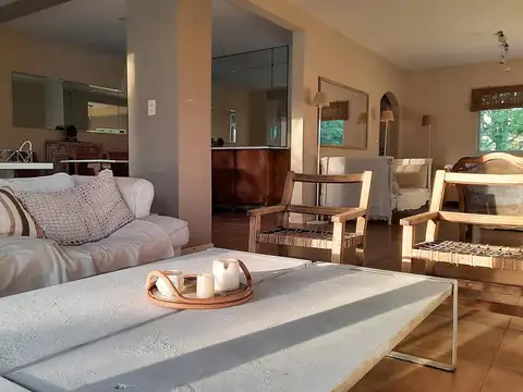 Casa 8 ambientes con 4 baños