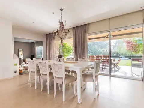 Casa en Venta con 2 cocheras