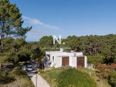 Vende casa en Arenas de Jose ignacio de 3 dormitorios en suite, con dos terrazas, parrillero y piscina.