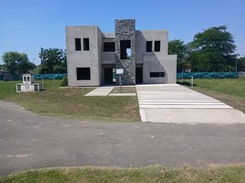 Casa en venta  en barrio cerrado " Altos de San José" en San Miguel.