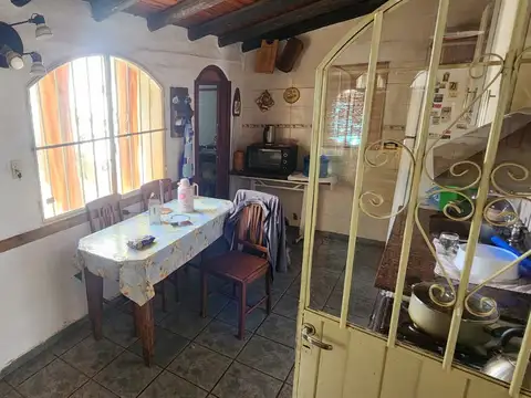 Casa 6 ambientes con 2 baños