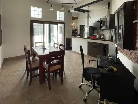 MODERNO PH SIN EXPENSAS , 4 AMBIENTES CON PATIO, TERRAZA Y QUINCHO, SUPER LUZ.