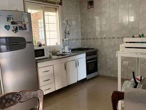 Casa de 4 ambientes y parque, 2 cuadras est.Ezeiza