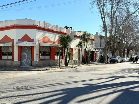 Importante propiedad en block en esquina