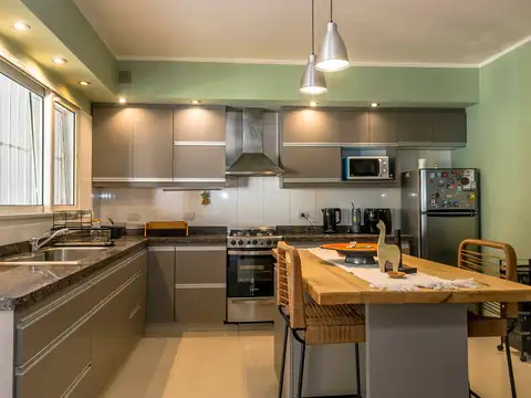 Casa 5 ambientes con 2 baños