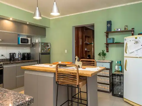 Casa en Venta con 2 cocheras