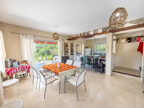 Casa 4 ambientes con 2 baños