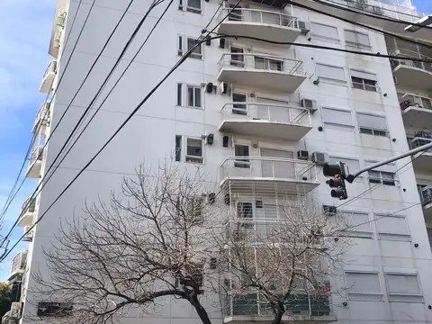 EXCELENTE UNIDAD AL FRENTE CON BALCON MUY LUMINOSA