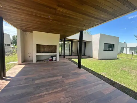 Casa 5 ambientes con 2 baños
