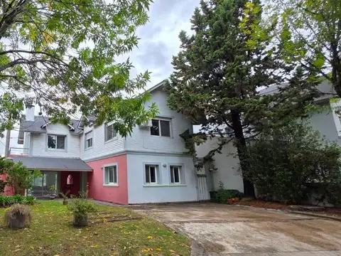 CASA EN VENTA 5 AMB A LA LAGUNA BARRIO LAS PALMAS
