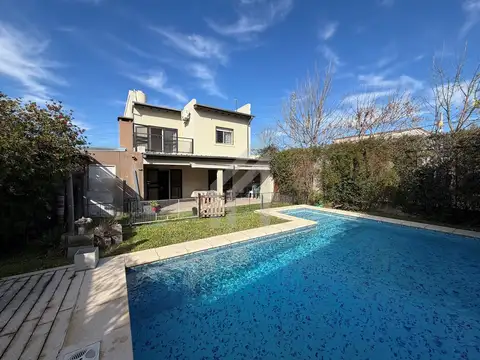 CASA EN BARRIO PARQUE MATHEU GRANDE - CON JARDIN Y PILETA