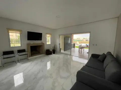 Casa 4 ambientes con 3 baños