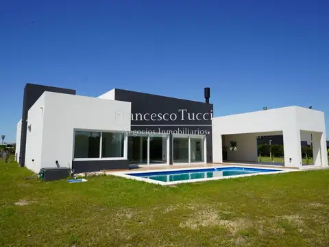 Casa 5 ambientes con 4 baños