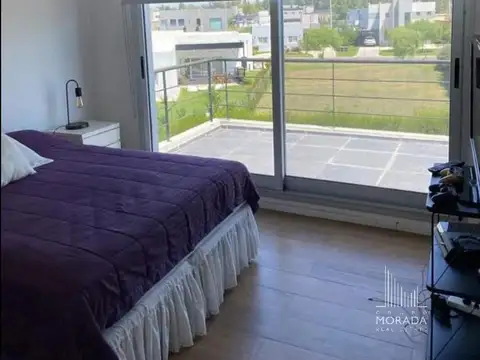 Casa en Alquiler con 2 cocheras