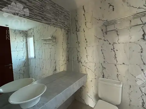 Casa en Venta con 6 cocheras