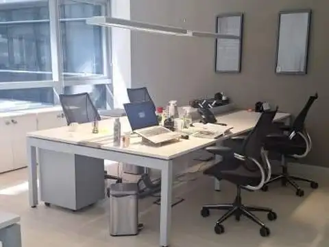 Excelentes oficinas premium con mobiliario + dos puestos de estacionamiento.