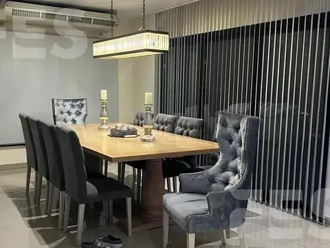 Casa en Alquiler con 7 cocheras