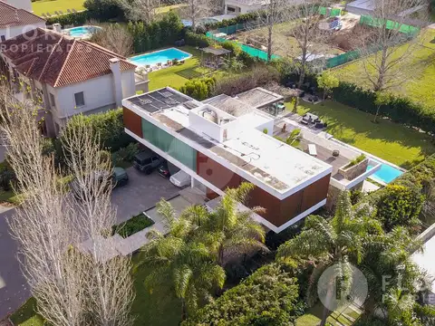 Casa en Venta con 3 cocheras