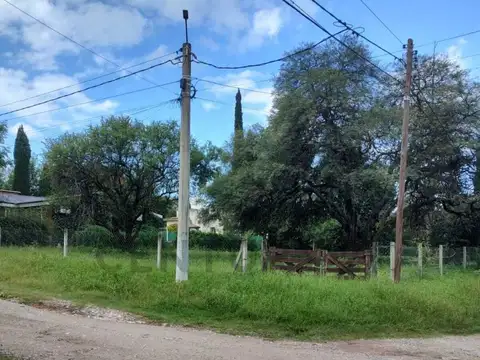 Venta Lote Premium en Los Aromos: 100m del Río, Llano, con Escritura y Servicios en Puerta