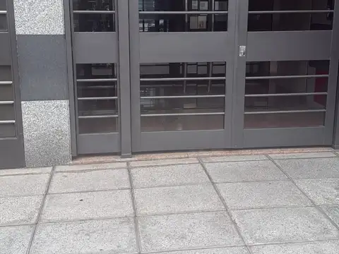 cochera fija cubiera en un lindo edificio moderno