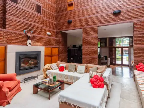 Venta Casa de 6 Ambientes, jardin,pileta,parrilla