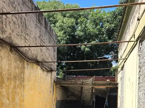 Venta Casa en Parque Chacabuco sobre lote propio. 4 Ambientes